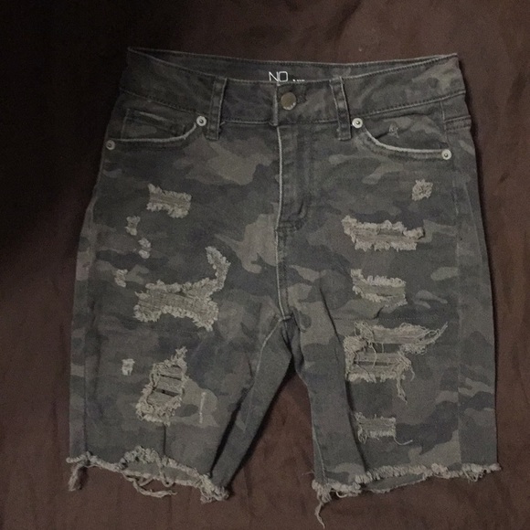 No boundaries mid rise camo shorts. Size 1 - Picture 1 of 2